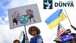 Demonstrantlar ABŞ we rus prezidentleriniň duşuşygynyň öňüsyrasynda, 14-nji awgustda Ukraina goldaw bildirip, Alýaska ştatynyň Ankoridž şäherinddki Seward magistral ýolunyň ugrunda baýdak göterýär. 