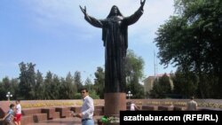Uruşda wepat bolanlaryň hormatyna gül goýmaga gelen adamlar. Arhiw suraty, Aşgabat, 9-njy maý, 2013.