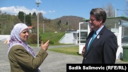 Hatidža Mehmedović i Stiven Gilen u Potočarima, 17. april 2013.
