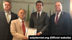 Мустафа Джемільов отримав від помічника Держсекретаря США щойно оголошену Декларацію політики США щодо Криму. Київ, 26 липня 2018 року