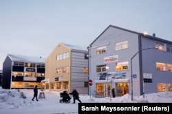 Oamenii trec pe lângă magazine în Nuuk, Groenlanda, în februarie 2025.