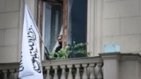 Флаг Исламского эмирата Афганистан (это название дал стране «Талибан») на балконе посольства Афганистана в Москве. 4 июля 2025 года