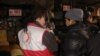 Волонтеры беседуют с предполагаемыми трудовыми мигрантами на рынке. Караганда, 28 марта 2013 года. Фото предоставлено Обществом Красного Полумесяца.