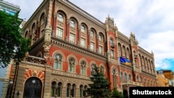 НБУ: станом на 12:00 довідкове значення курсу гривні до долара залишається на рівні 27 гривень 17 копійок
