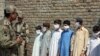 Пакистанда жанкечти деп шектелген кишилер тобу кармалды. Сват өрөөнү, сентябрь, 2009-ж.