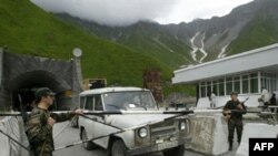 Владельцы автотранспорта говорят, что действительно вынуждены оформлять временный ввоз на границе с Россией и считают это большим неудобством