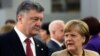 Германиянын канцлери Ангела Меркел (оңдо) Украинанын президенти Петро Порошенко менен сүйлөшүүдө. Рига. 22-май 2015