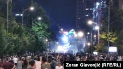 Policija je i bornim vozilima rasterala demonstrante, Beograd, Srbija, 15. avgust 2025.