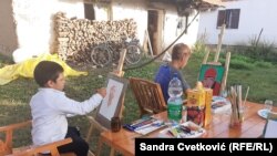 Na dan kada je RSE posetio ovu školu slikanja, mališani su radili na dve teme – portret i priroda