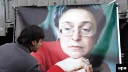Moskwadaky yörişiň dowamynda, janyna kast edilen Anna Politkowskaýanyň suratyna gül desseleri goýulýar, 7-nji oktýabr, 2009 ý.