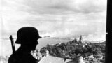 Нацистський вартовий у Києві, 19 вересня 1941 року. В червні того року, по двох роках дії договору про ненапад між Німеччиною і Радянським Союзом, війська нацистів несподівано напали на СРСР. Протягом кількох тижнів нацисти захопили схід Польщі й інші окуповані Радянським Союзом території, а також більшу частину Української РСР та інші території радянських республік.