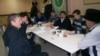 Чаллының “Азатлык” яшьләре чәй өстәле артында сөйләште
