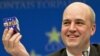 Шведскиот премиер Фредерик Рајнфилд со рубиковата коцка на ЕУ 