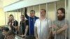 Москвада камакта отурган украиналык деңиз аскерлери. 