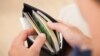 Diňle: Balkanda dollaryň gara bazarynda iki kurs emele geldi, aşa köne banknotlaryň satyn alynmagy bes edildi