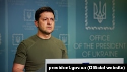 Volodimir Zelenszkij kijevi sajtótájékoztatóján 2022. február 25-én