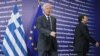 Грчкиот премиер Панајотис Пикраменос и претседателот на ЕК Жозе Мануел Баросо на Самитот на ЕУ во Брисел. 