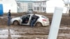 Жаңақоныс ауылында батып жатқан көлік. Ақтөбе, 2017 жылдың күзі. Тұрғындар жолдаған видеодан алынған скриншот.