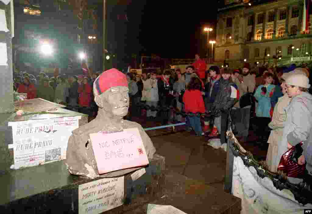 Sowet lideri Iosif Staliniň &quot;Hiç zat müdimi däl&quot; diýen ýazgyly heýkeli protestleriň 10-njy güni we ähliumumy iş taşlaýyşyň ilkinji güni Praganyň Waslaw meýdançasynda ýerleşdirildi, 27-nji noýabr.