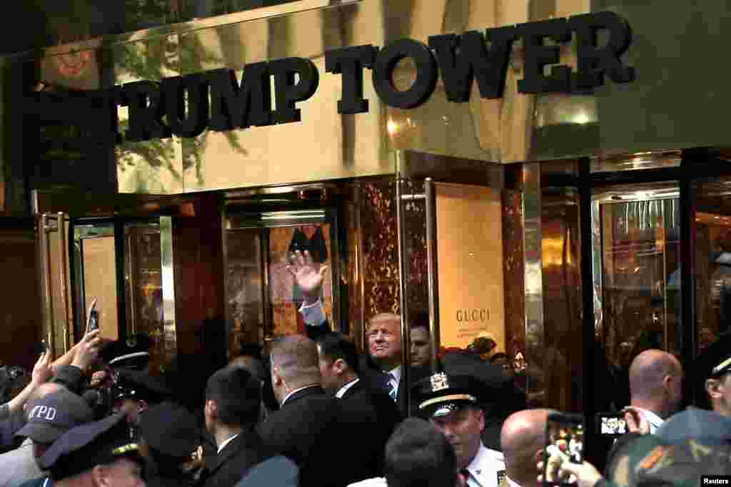 Trump, salutându-și suporterii, în fața Trump Tower din Manhattan, cu o lună înaintea victoriei sale în alegerile prezidențiale