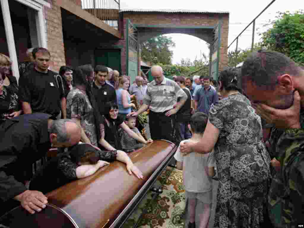 Во время конфликта в Грузии погибли 64 российских военнослужащих, заявил заместитель министра обороны РФ генерал армии Николай Панков в 2009 году. На фото похороны российского военного во Владикавказе, 12 августа 2008 года
