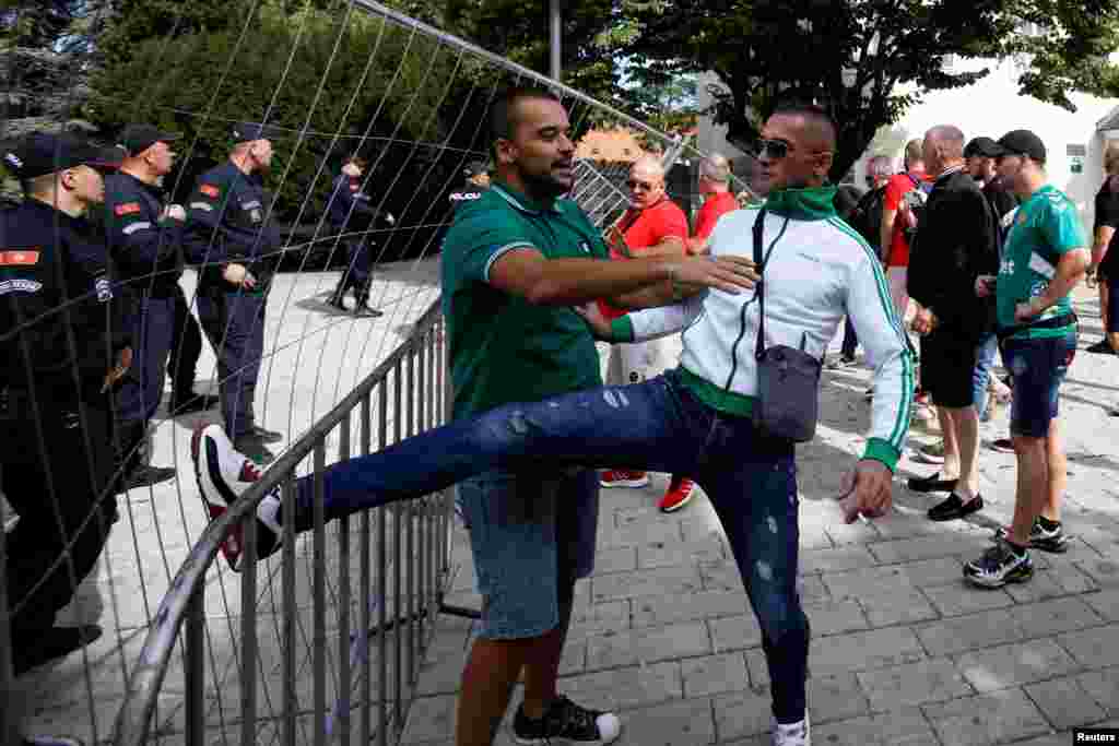 Демонстрант се обидува да ја собори полициската ограда на протестот против устоличувањето во Цетиње на црногорско-приморскиот митрополит Јоаникие на Српската православна црква. &nbsp;