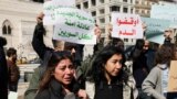 Protestçiler 9-njy martda Latakia welaýatynda bolup geçen zorlugy ýazgarmak üçin Siriýanyň paýtagty Damask şäherinde köçelere çykýar, 
