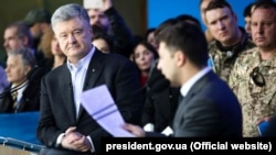 Ukrainanyň iki prezidentlige kandidaty stadionda çekişýär. 19-njy aprel, 2019. Kiýew.