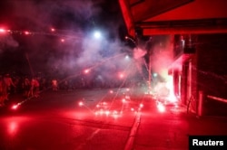 Protestatarii anti-guvernamentali aruncă artificii asupra sediilor Partidului Progresist Sârb (SNS) în timpul unui protest la Valjevo. 16 august 2025.