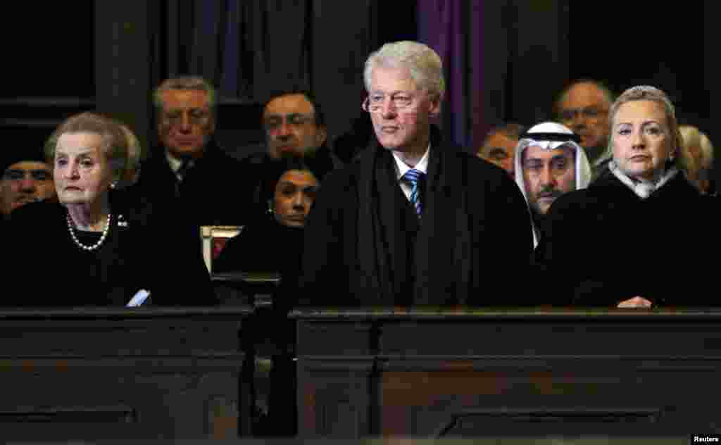 Ish sekretarja amerikane e Shetit Medllin Ollbrajt, ish presidenti amerikan Bill Kllinton dhe sekretarja e tashme e Shetit Hilari Kllinton.