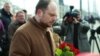 Володимир Кара-Мурза-молодший біля імпровізованого меморіалу пам'яті Бориса Нємцова. Березень 2015 року