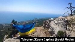 Підняття українського прапора на горі Шаан-Кая біля Алупки, Крим.Акція руху спротиву «Жовта стрічка» (ілюстративне фото)