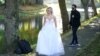 Një nuse duke realizuar një set fotografish për martesën e saj, dhe fotografi afër saj me maskë për mbrojtje nga koronavirusi.