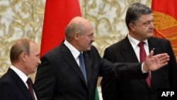Preşedinţii Vladimir Putin, Alexandr Lukaşenka şi Petro Poroşenko, la negocierile de la Minsk, 26 august 2014