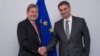 Komesar za proširenje EU Johannes Hahn (L) i Denis Zvizdić (D), predsjedavajući Vijeća ministara BiH nakon razgovora u Briselu 21. aprila 2015.
