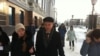 Сәяси әңгәмә Петербур урамы буйлап атлаганда дәвам итте. Александр Бердников уртада.