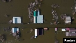 Un cartier inundat din orașul rusesc Orsk, duminică, 13 aprilie 2024. Orașul se află în regiunea Orenburg, prima lovită de inundațiile considerate cele mai mari din ultimele decenii. 