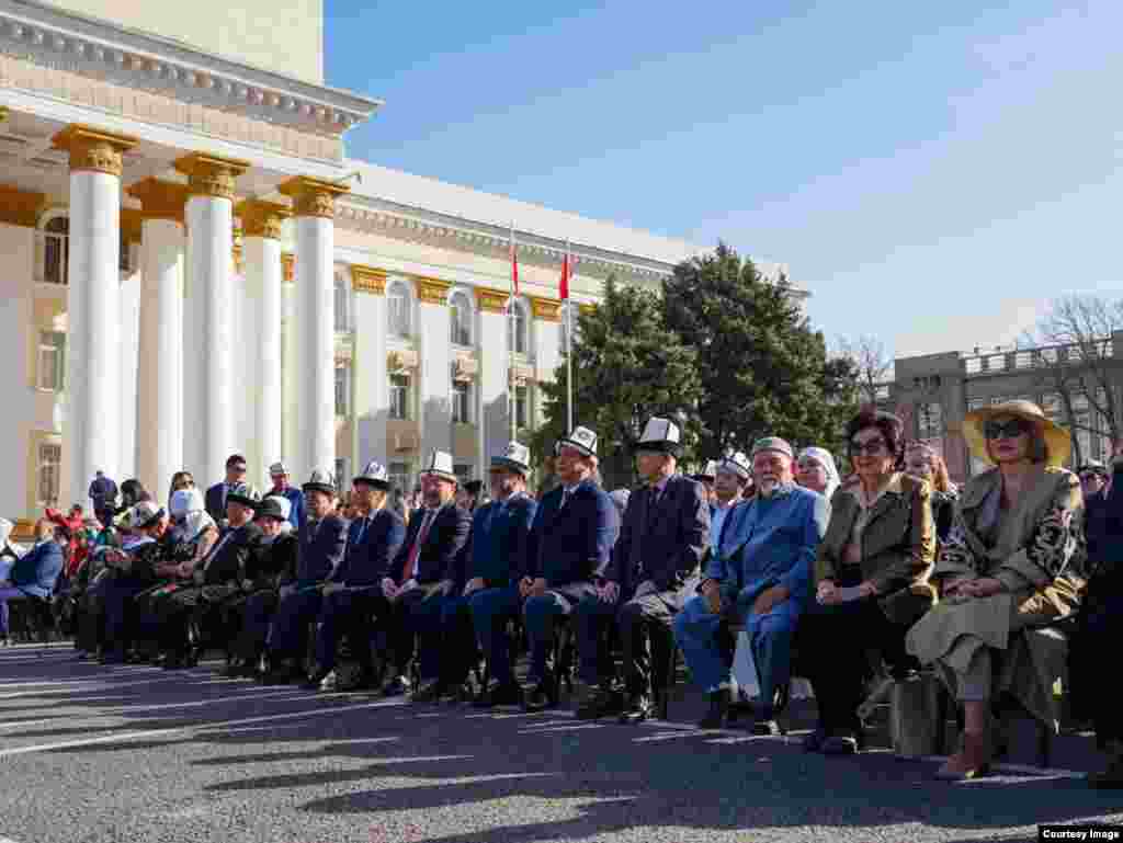Шаар мэри Айбек Жунушалиев куттуктоо сөз сүйлөп, майрам концерт менен коштолду.