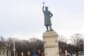 Hanuchia distrusă depusă lîngă statuia lui Ștefan cel Mare