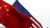 Krovu Bele kuće ukrašen sa kineskim i američkim nacionalnim zastavama u Vašingtonu, 17. januar 2011.