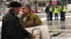 Radnici na protestu u Makedoniji sa fotografijom na kojoj je Josip Broz Tito, 09. mart 2010.