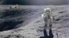 Американский астронавт Чарльз Дюк делает шаги на поверхности Луны. 1972 год. 