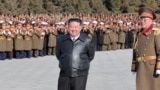 Demirgazyk Koreýanyň lideri Kem Çen Yn harbylar bilen 