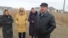 Жители микрорайона Жулдыз-3 рассказывают репортеру Азаттыка об отсутствии дорог. Атырау, апрель 2017 года.