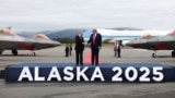 Президент России Владимир Путин и президент США Дональд Трамп на трибуне на взлетно-посадочной полосе в Анкоридже, Аляска, США. 15 августа 2025 года