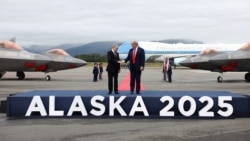 Президент России Владимир Путин и президент США Дональд Трамп на трибуне на взлетно-посадочной полосе в Анкоридже, Аляска, США. 15 августа 2025 года