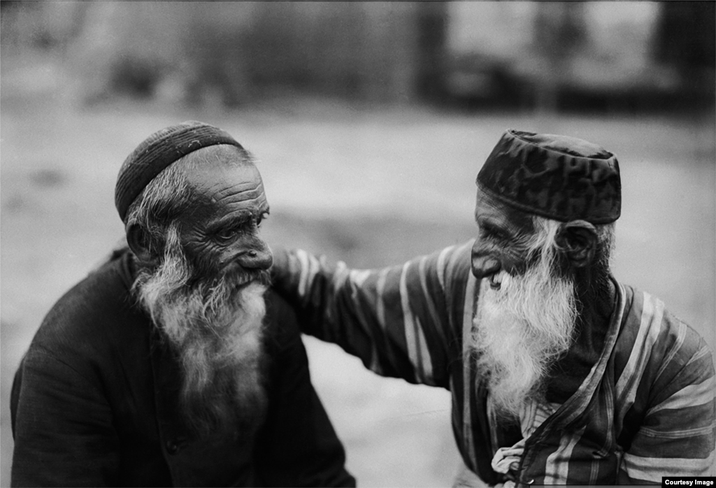Qart yeudiyler Buharada. 1948 senesi, Sovetler Birliginde Stalin antisemitizmi parlağanda, Maks Penson «Pravda Vostoka» neşirinden işten çıqarıla, fotoressam litsenziyasından marum etile ve sevimli işsiz qala