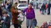 La Căușeni, două femei pregătindu-se de Paștele Blajinilor. 16 aprilie 2015