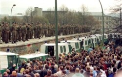 Жителі Західного Берліна і прикордонники зі Східного, 11 листопада 1989 року. Фото: Reuters