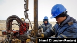 "Казмунайгаздын" жумушчулары. Архивдик сүрөт